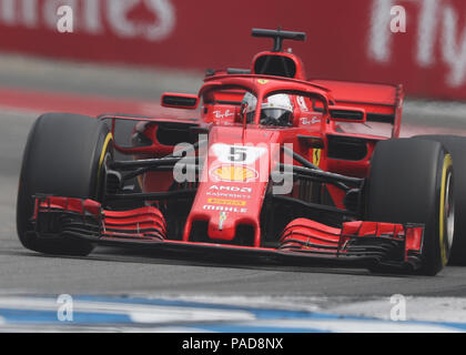 Hockenheim, Germania. 22 Luglio, 2018. Motorsports: Formel-One-campionati, il Gran Premio di Germania a Hockenheim, Gara. La Germania Sebastian Vettel della Scuderia Ferrari in azione sulla pista. Credito: Jan Woitas/dpa/Alamy Live News Foto Stock