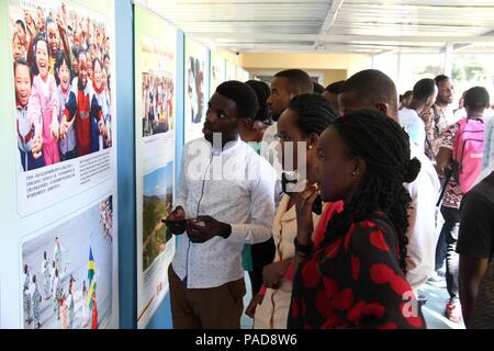 Pechino, Ruanda. 6 Luglio, 2018. Popolo ruandese visita il 'bello il Ruanda, Splendida Cina " mostra fotografica a Kigali, capitale del Rwanda, il 6 luglio 2018. Credito: Lyu Tianran/Xinhua/Alamy Live News Foto Stock