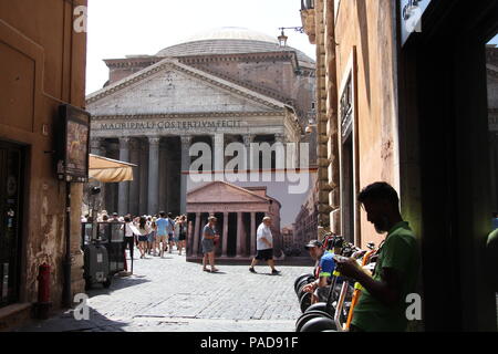 Roma, Italia. 22 luglio 2018. Turisti che cercano rifugio dal Pantheon a Roma come le temperature raggiungono i 32 gradi. Credito: Gari Wyn Williams/Alamy Live News Foto Stock