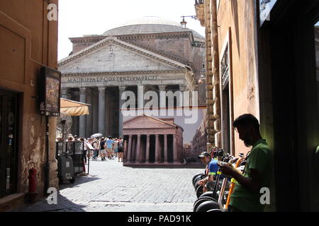 Roma, Italia. 22 luglio 2018. Turisti che cercano rifugio dal Pantheon a Roma come le temperature raggiungono i 32 gradi. Credito: Gari Wyn Williams/Alamy Live News Foto Stock