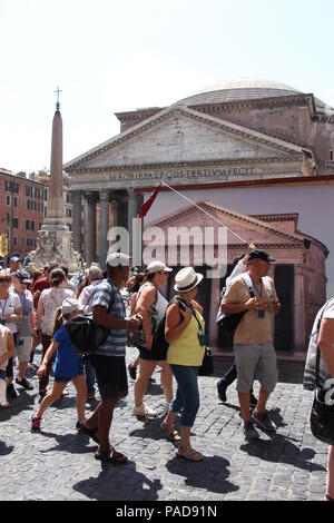 Roma, Italia. 22 luglio 2018. Turisti che cercano rifugio dal Pantheon a Roma come le temperature raggiungono i 32 gradi. Credito: Gari Wyn Williams/Alamy Live News Foto Stock