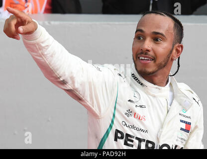 Hockenheim, Germania. 22 Luglio, 2018. Motorsports: Formel-One-campionati, il Gran Premio di Germania a Hockenheim, Gara. Lewis Hamilton dalla Gran Bretagna della Mercedes AMG Petronas team Motorsport celebra la sua vittoria. Credito: Uli Deck/dpa/Alamy Live News Foto Stock