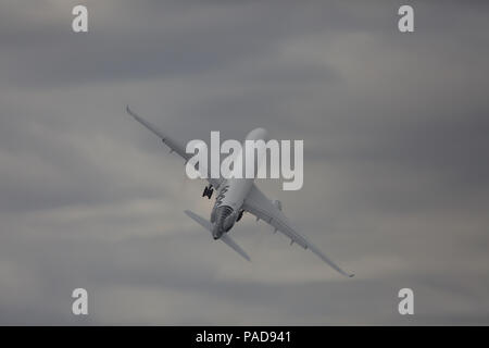 Farnborough, Regno Unito. 22 luglio 2018. A350-1000 sul display a Farnborough Airshow internazionale 2018 più folle immense partecipare nonostante il caldo come vari piani, vecchio e nuovo alla volta dei cieli compresi sempre popolare frecce rosse e Battle of Britain Memorial Flight.Credit: Keith Larby/Alamy Live News Foto Stock