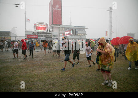 Hockenheim, Germania. 22 Luglio, 2018. Motorsports: Formel-One-campionati, il Gran Premio di Germania. Fan ottenere stessi di sicurezza dopo la cerimonia di premiazione durante una tempesta. Credito: Jan Woitas/dpa-Zentralbild/dpa/Alamy Live News Foto Stock