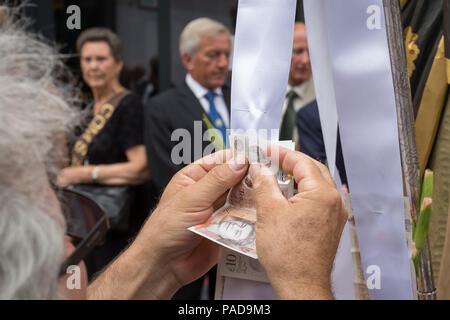 Processione annuale della Madonna del Carmine (Nostra Signora del Monte Carmelo) da British italiani al di fuori di San Pietro la chiesa italiana di Clerkenwell, Londra, Regno Unito. Foto Stock