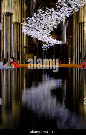 Salisbury, Regno Unito. 22 luglio 2018 l'ultimo giorno dell'arte exhitbition. Artista Michael Pendry creato il Les Colombes opere d'arte. Circa tremila origami uccelli sono stati condizionati in un edificio a diffondere la speranza e positività. Credito: © pcp/ Alamy Stock Photo (Default)/Alamy Live News Foto Stock