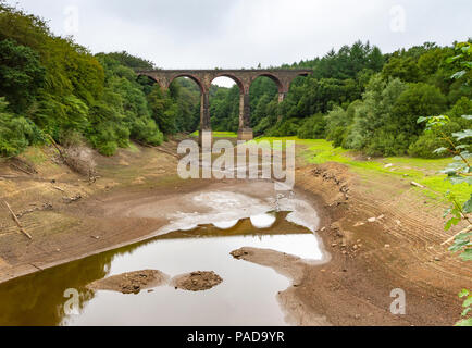 Bolton, Regno Unito 22 luglio 2018 : prolungato tempo caldo e la mancanza di pioggia causando bassi livelli di acqua in Entwistle e serbatoi Wayoh davanti alla imminente divieto di tubo flessibile il 5 Agosto a Bolton, Lancashire, Regno Unito. Foto Stock