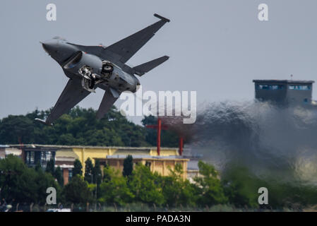 Lockheed Martin F-16 Fighting Falcon jet da combattimento aereo della US Air Force a Farnborough Airshow internazionale, FIA 2018. General Dynamics F16 prendendo il largo con calore haze. USAFE Lockheed Martin F-16C Fighting Falcon di 480th Fighter Squadron da Spangdahlem Germania Foto Stock