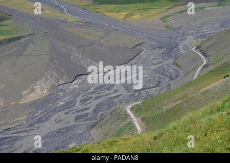 Gudiyalchay fiume e valle glaciale Shahdag vicino Parco Nazionale, Azerbaigian, nel Caucaso maggiore gamma Foto Stock