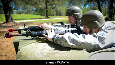 Avieri assegnato al ventesimo ingegnere civile Squadron guard un'area durante la prontezza operativa esercizio donnola vittoria 16-08 a Shaw Air Force Base, S.C., Marzo 21, 2016. Il aviatori si avvicendarono per difendere la zona mentre altri impostare il campo con le tende e simulato bunker. (U.S. Air Force foto di Airman 1. Classe Kelsey Tucker) Foto Stock