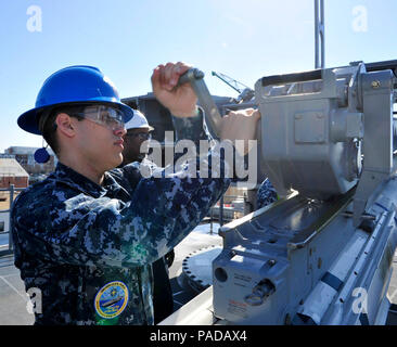 NEWPORT NEWS, Va. (Mar 09, 2016) -- Fire Controlman 2a classe Angelo Guevara, assegnato al gruppo Pre-Commissioning Gerald Ford (CVN 78) Sistemi di combattimento dipartimento pratiche, il caricamento di un inerte-dummy RIM-162 evoluto Missile SeaSparrow nell'portside-dopo la NATO Sea Sparrow Sistema per Missile Launcher. Formazione con inattivo e turni di dummy aiuta a preparare questi marinai per successive evoluzioni che coinvolgono il caricamento di vivere inesplosi. Ford è prevista per la messa in funzione nel 2016. (U.S. Foto di Marina di Massa lo specialista di comunicazione 1a classe Patrick Grieco/rilasciato) Foto Stock