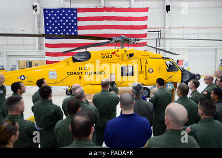 La guardia costiera della stazione aria Cape Cod svela il suo dipinto in giallo MH-60 elicottero Jayhawk Venerdì, Marzo 25, 2016 nell'aria della stazione di hangar. Il giallo Jayhawk è uno dei sei appositamente dipinta Coast Guard MH-60s indossare il "ritorno" giallo cromo vernice schema per celebrare i cento anni di Coast Guard aviation. Stati Uniti Coast Guard foto di Sottufficiali di 2a classe di Cynthia Oldham Foto Stock