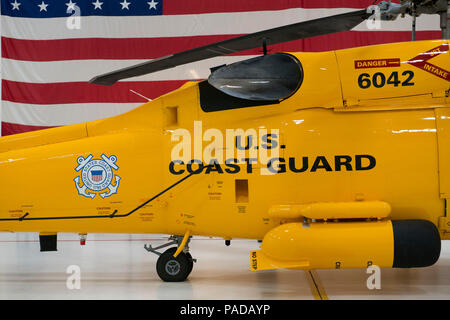 La guardia costiera della stazione aria Cape Cod svela il suo dipinto in giallo MH-60 elicottero Jayhawk Venerdì, Marzo 25, 2016 nell'aria della stazione di hangar. Il giallo Jayhawk è uno dei sei appositamente dipinta Coast Guard MH-60s indossare il "ritorno" giallo cromo vernice schema per celebrare i cento anni di Coast Guard aviation. Stati Uniti Coast Guard foto di Sottufficiali di terza classe Andrew Barresi Foto Stock