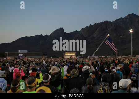 Più di 6.600 militari, civili, i volontari e i veterani si radunano per onorare la II Guerra Mondiale i superstiti prima di iniziare il 2016 Bataan Memorial morte Marzo a White Sands Missile Range, N.M., Marzo 20, 2016. Due squadre da Little Rock Air Force Base, arca. hanno partecipato a questo anno il memorial marzo. (U.S. Air Force foto/Senior Airman Harry Brexel) Foto Stock