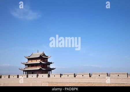La torre di avvistamento sul Passo Jiayu, il primo passaggio della estremità occidentale della Grande Muraglia Cinese, vicino alla città di Jiayuguan nella provincia di Gansu in Cina. Foto Stock