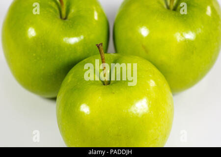 Gustose mele verdi su un banco di cucina Foto Stock