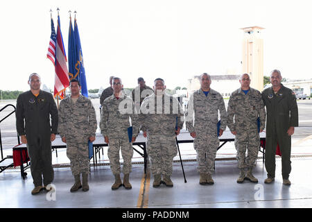 Stati Uniti Air Force aviatori assegnati al 156Airlift Wing, Muñiz Air National Guard Base, Carolina, Puerto Rico, sono riconosciuti per la partecipazione in coda flash design contest durante il WC-130 Flash di coda cerimonia di inaugurazione in Hangar 1, 6 marzo 2016. (U.S. Air National Guard foto di Tech. Sgt. Efrain Sanchez) Foto Stock