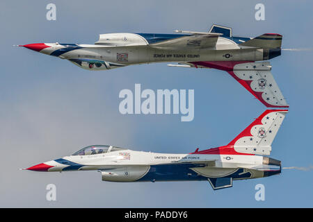 Il Mag. Alex Turner, Thunderbird 6 pilota, e il cap. Nicholas Eberling, Thunderbird 5 pilota, eseguire un Calypso passare durante il 2016 difensori della libertà in Airshow Barksdale Air Force Base, La., 1 maggio. Il Thunderbirds eseguita curve, si trasforma e si muove a velocità elevata che dimostrano la maestria e le capacità del F-16 Fighting Falcon. (U.S. Air Force foto/Senior Airman Mozer O. Da Cunha) Foto Stock