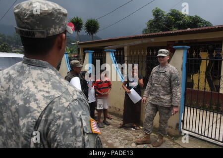 Stati Uniti I soldati dell esercito da 345 operazioni psicologiche Company, Lewisville, Tx., passare informazioni alla gente del posto sul modo in cui possono ricevere cure mediche in San Pablo, Guatemala, 12 maggio 2016. Task Force il lupo rosso e l'esercito a sud conduce civile umanitario Assistenza Formazione per includere il livello tattico di progetti di costruzione e preparazione medica Esercizi di formazione assistenza medica e la costruzione di scuole in Guatemala con il governo del Guatemala e non-agenzie governative dal 05MAR16 a 18GIU16 al fine di migliorare la disponibilità di missione delle forze degli Stati Uniti e di fornire un beneficio duraturo t Foto Stock