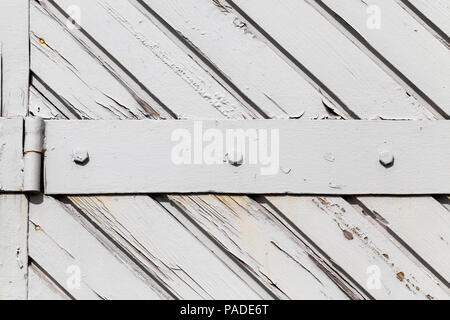 Un ciondolo serratura per il rigato imbottita e rinforzata con doghe in legno verniciato grigio ante in legno, close-up, Foto Stock