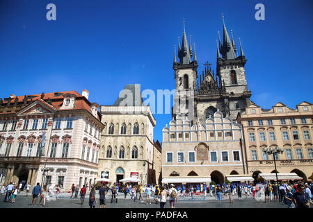 Praga, Repubblica Ceca - 24 agosto 2016: la gente camminare e guardare intorno a Piazza della Città Vecchia e la chiesa di Nostra Signora di Tyn a Praga, Repubblica Ceca Foto Stock