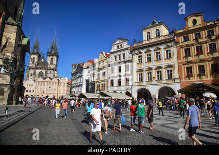 Praga, Repubblica Ceca - 24 agosto 2016: la gente camminare e guardare intorno a Piazza della Città Vecchia e la chiesa di Nostra Signora di Tyn a Praga, Repubblica Ceca Foto Stock