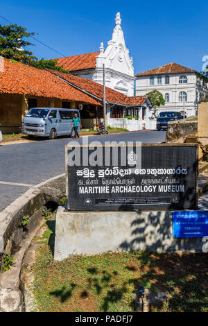 Firmare all'entrata al Maritime Archaeology museum in Forte Galle, Galle, sud della provincia, Sri Lanka, chiesa olandese riformata in background Foto Stock