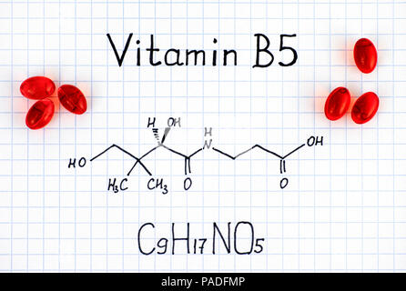 Formula chimica della vitamina B5 e pillole di rosso. Close-up. Foto Stock