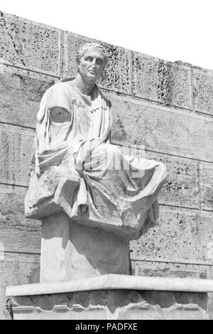 In Grecia Atene antica statua di marmo ed il cielo e concetto di storia e potenza di antiquariato Foto Stock