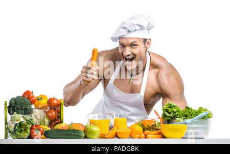 L'uomo culturista in bianco toque blanche e cuocere grembiule di protezione  di vestirsi la frutta e la verdura , su sfondo bianco, isolato Foto stock -  Alamy