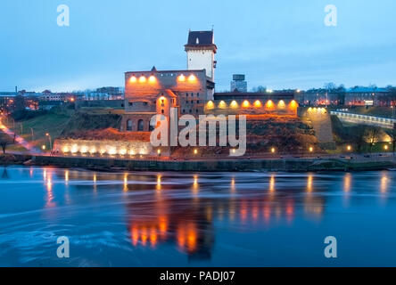 NARVA, Estonia - 1 gennaio 2017: Hermann Castle Museum sulla banca di Narva Narova (fiume). Sul lato destro si trova il ponte di amicizia Foto Stock