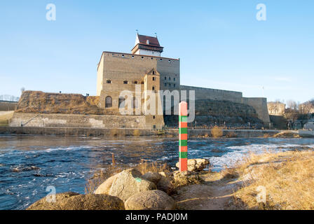 NARVA, Estonia - 3 gennaio 2017: Hermann Castle Museum vicino a Narva Narova (fiume). Il primo piano è un confine post nella città russa Ivangorod Foto Stock