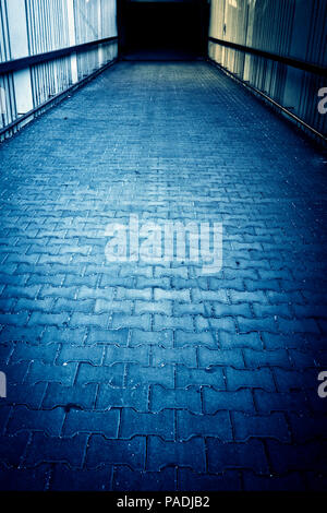 Percorso discendente da un sottopassaggio urbano o di un tunnel Foto Stock