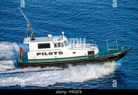 Barca pilota spostandosi lungo l'acqua area del porto di Nassau, Bahamas. Foto Stock