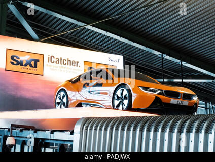 AMSTERDAM, PAESI BASSI - Luglio 18, 2018: SIXT autonoleggio billboard con auto di lusso in aeroporto di Schiphol. Foto Stock