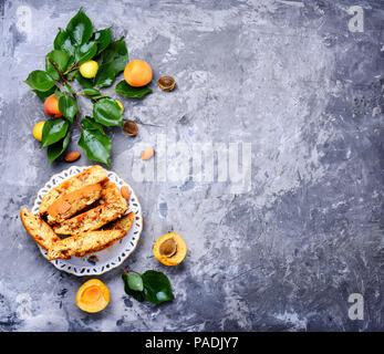 Varietà di biscotti - cantucci cantuccini, tipo di biscotto, con l'aggiunta di mandorle e frutta secca Foto Stock