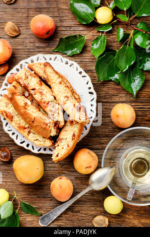 Varietà di biscotti - cantucci cantuccini, tipo di biscotto, con l'aggiunta di mandorle e frutta secca Foto Stock