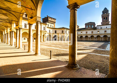 Vista del Palazzo Ducale su Piazza Castello a Mantova - Italia Foto Stock