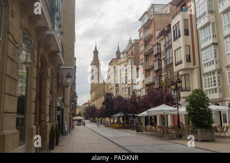 Logrono, Spagna (12 luglio 2018) - Vista dell'elegante Calle Portales con la Co-cattedrale di Santa María de la Redonda Foto Stock