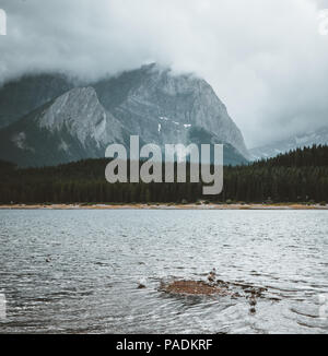 In alto lago Kananaskis, Kananaskis Park, Alberta, Canada. 1-1 di 2 ora di auto a ovest di Calgary. Nuvole e vento. Foto Stock