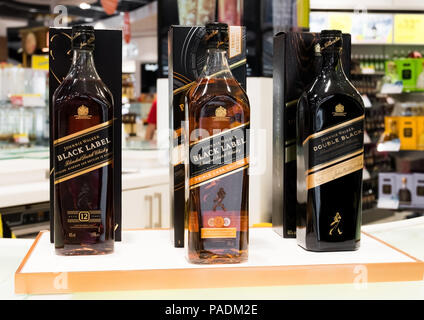 AMSTERDAM, PAESI BASSI - Luglio 18, 2018:Johnnie Walker whiskey in duty free shop dell'aeroporto. Etichetta Nera. Foto Stock