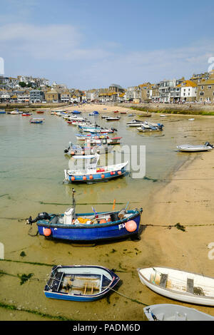 Piccole imbarcazioni lungo il bordo dell'acqua in St Ives Harbour, Cornwall Foto Stock