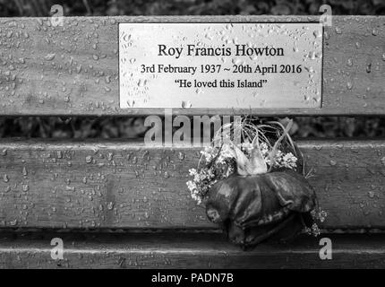 Maidenhead, Berkshire, Berkshire, Regno Unito, uno dei tanti, Memorial panchine, con inciso, placcato in ottone iscrizioni, situato sull' isola di Raymill, © Peter SPURRIER, Foto Stock