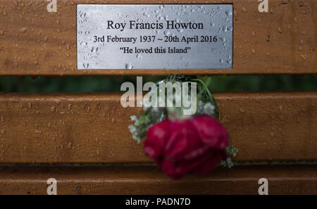 Maidenhead, Berkshire, Berkshire, Regno Unito, uno dei tanti, Memorial panchine, con inciso, placcato in ottone iscrizioni, situato sull' isola di Raymill, © Peter SPURRIER, Foto Stock