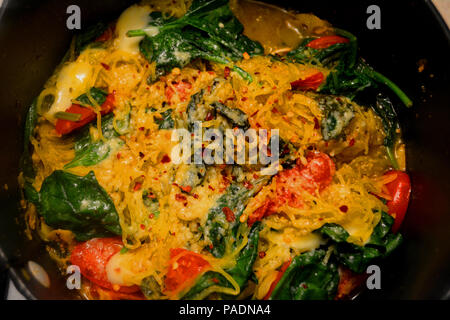Freschi e deliziosi fatti in casa Zucca spaghetti con verdure miste con spinaci, mozzarella, peperoni, cipolle e spezie Foto Stock