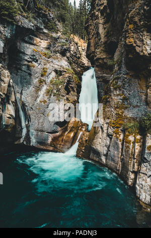 Upper Falls Canyon Johnston cascata, Banff Nationalpark Canada Alberta. Foto Stock