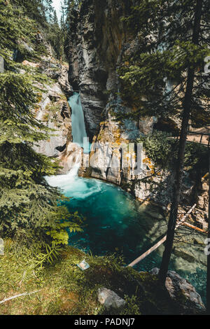 Upper Falls Canyon Johnston cascata, Banff Nationalpark Canada Alberta. Foto Stock