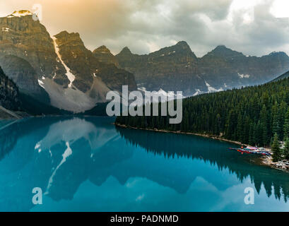 Sunrise con acque turchesi del Lago Moraine con il peccato accesa montagne rocciose nel Parco Nazionale di Banff del Canada nella Valle dei dieci picchi. Foto Stock