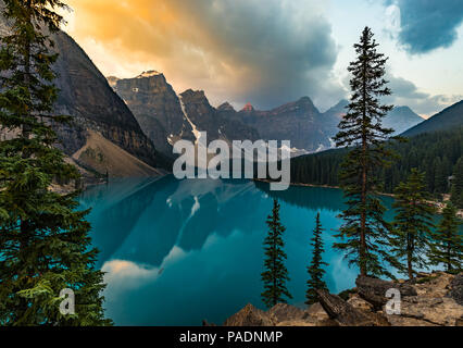 Sunrise con acque turchesi del Lago Moraine con il peccato accesa montagne rocciose nel Parco Nazionale di Banff del Canada nella Valle dei dieci picchi. Foto Stock