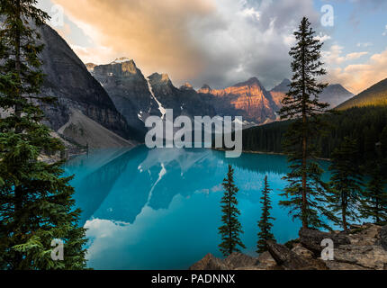 Sunrise con acque turchesi del Lago Moraine con il peccato accesa montagne rocciose nel Parco Nazionale di Banff del Canada nella Valle dei dieci picchi. Foto Stock